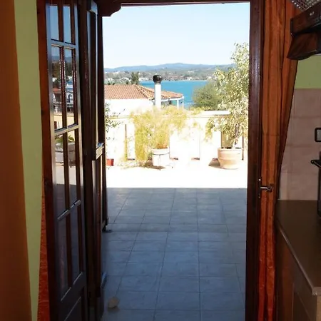 Enelladi Apartman Néos Pírgos